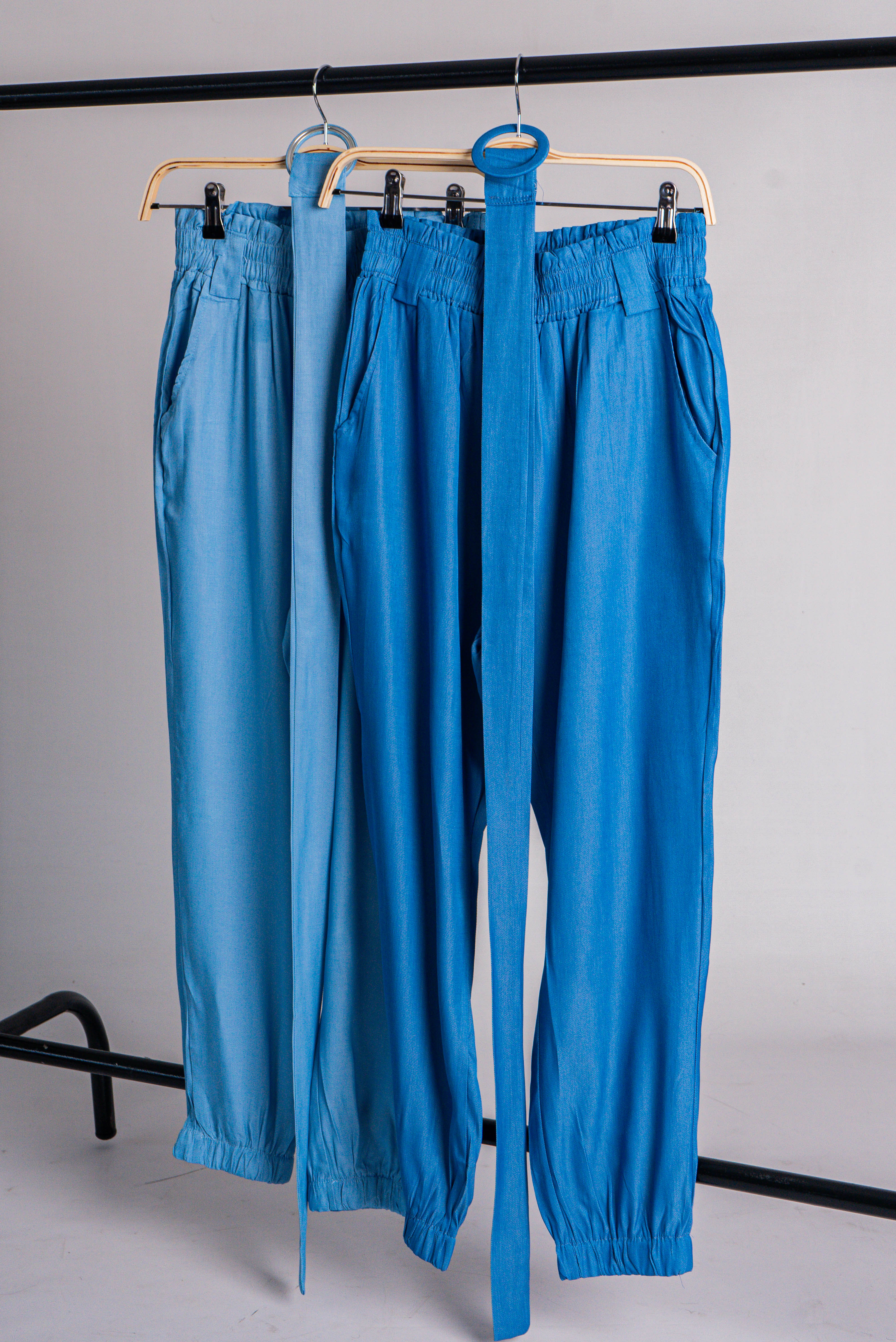 Pantalón tipo jean correa