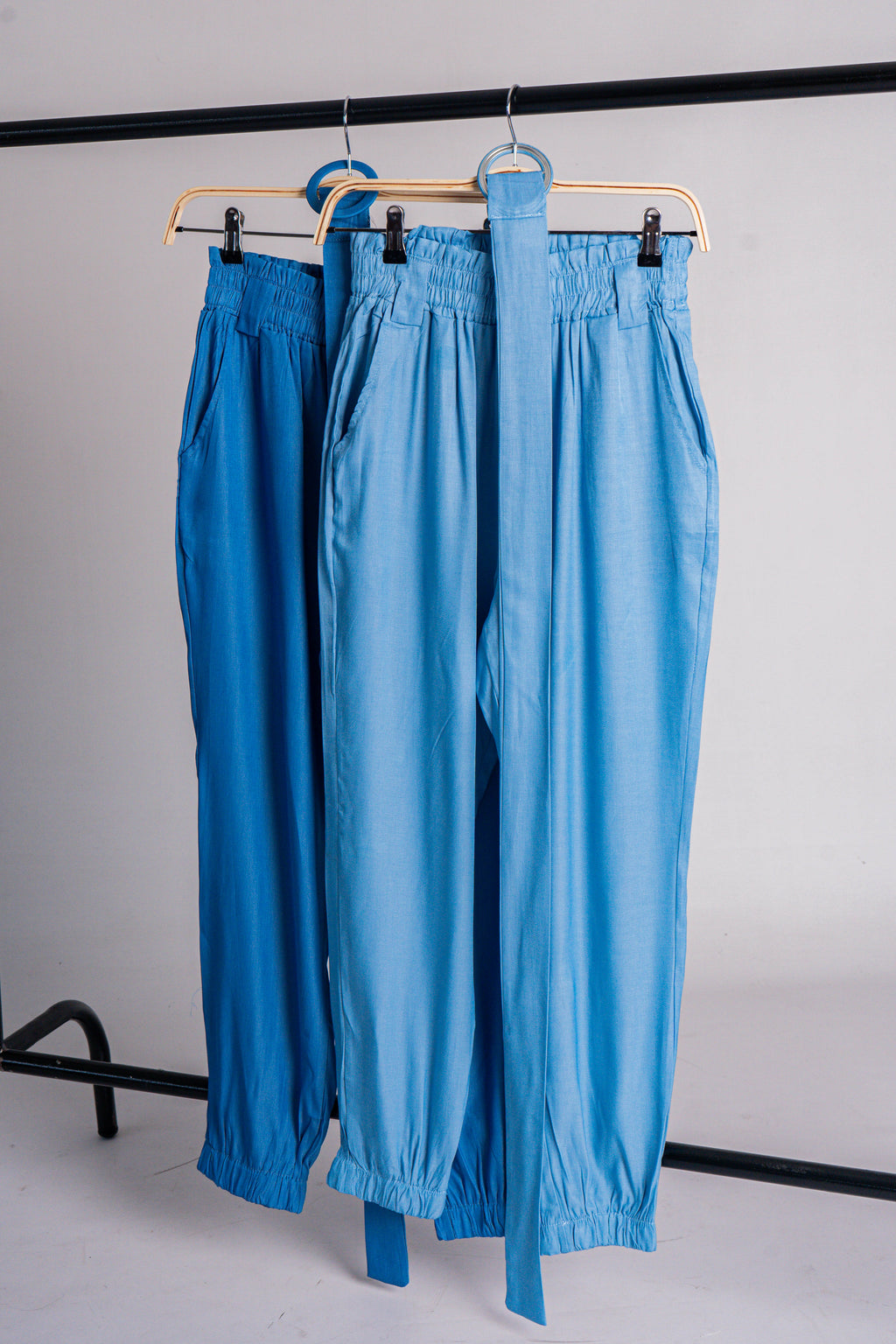 Pantalón tipo jean correa