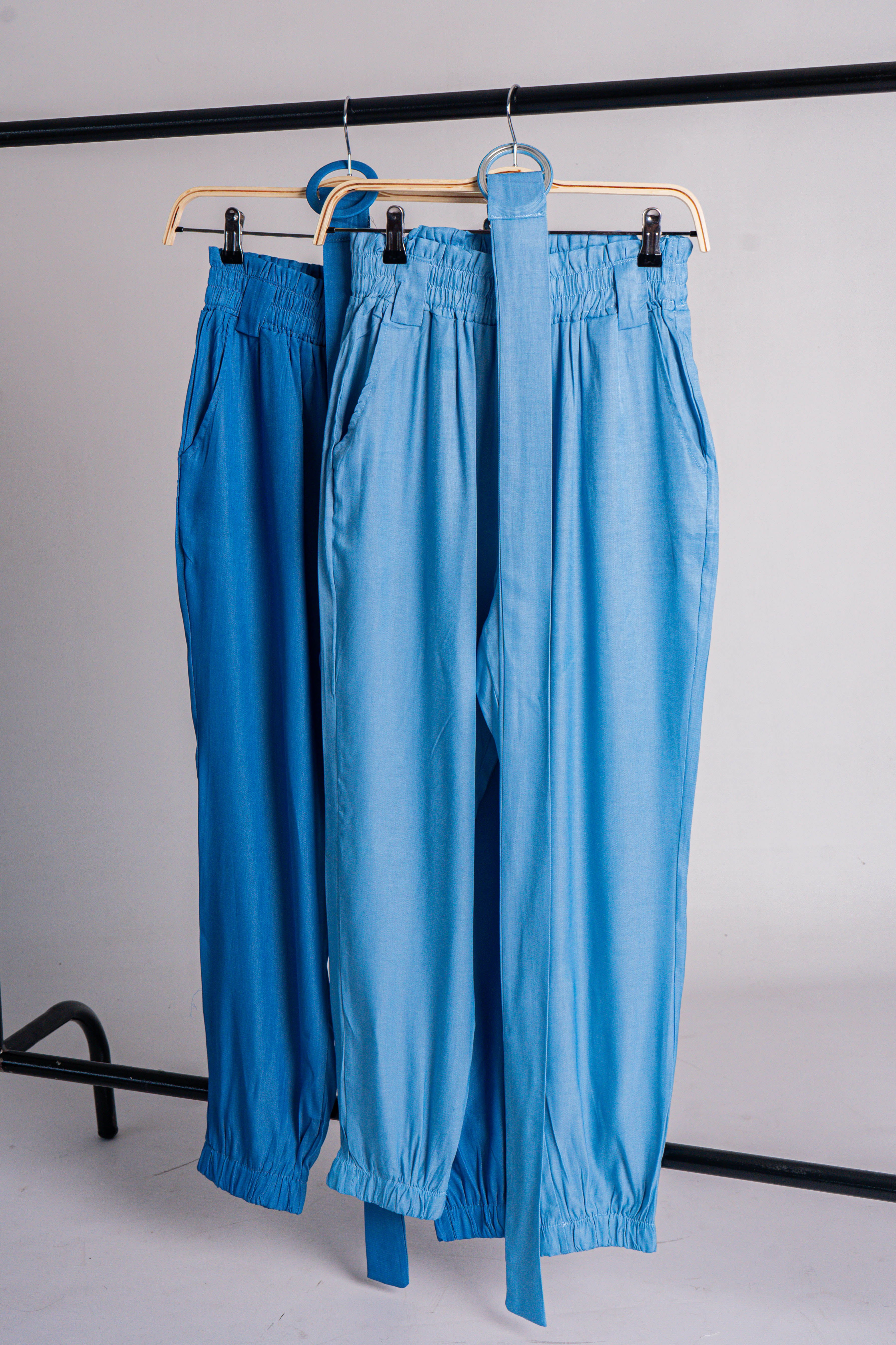 Pantalón tipo jean correa
