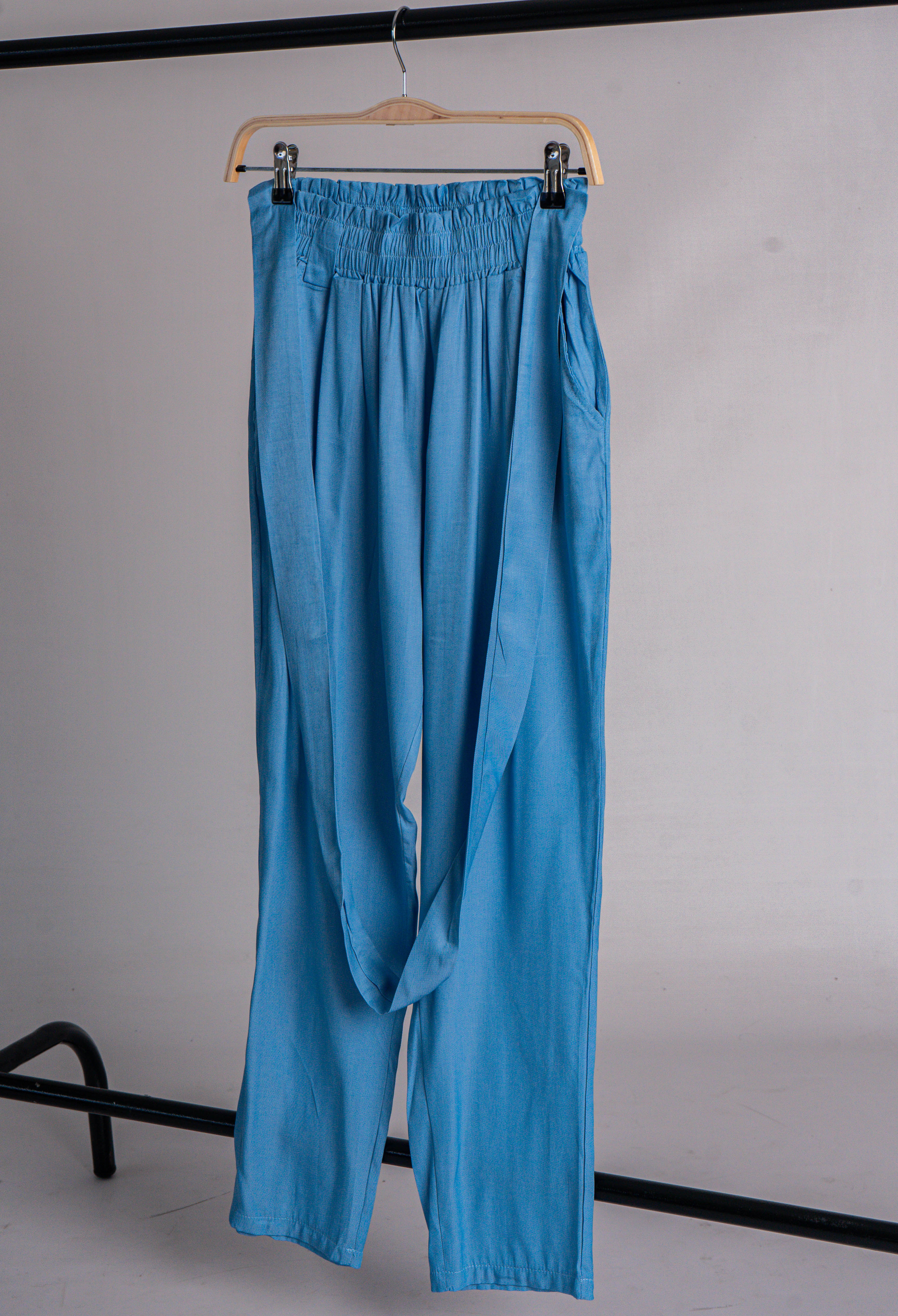 Pantalón tipo jean azul
